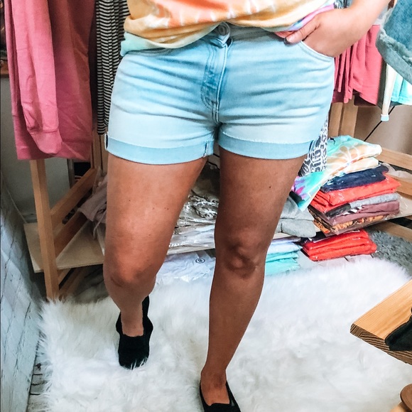 Lightwash Cuffed KanCan Shorts - Picture 3 of 4